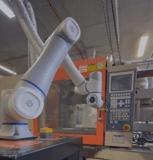 Dobot CR16 running Injection Moulding Machine